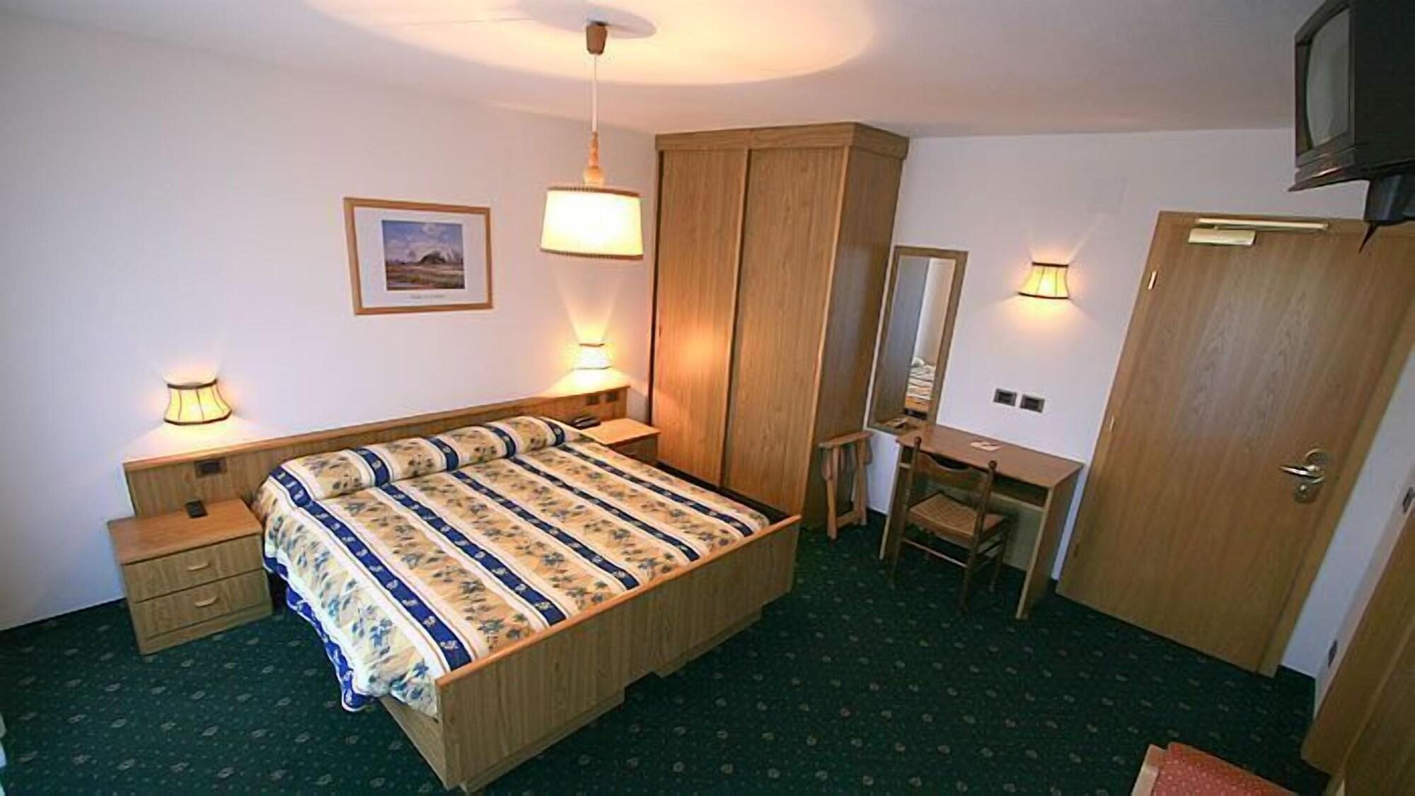 Hotel Arnika Pozza di Fassa Exterior photo