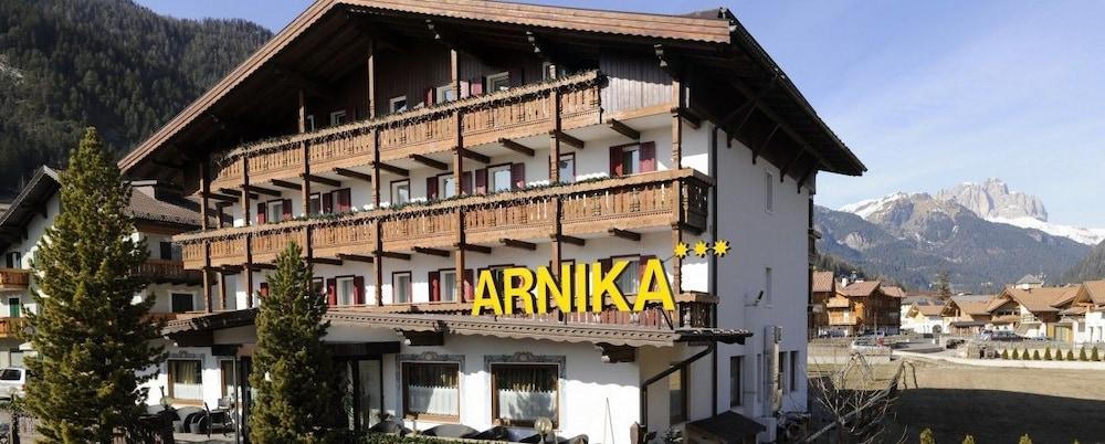 Hotel Arnika Pozza di Fassa Exterior photo